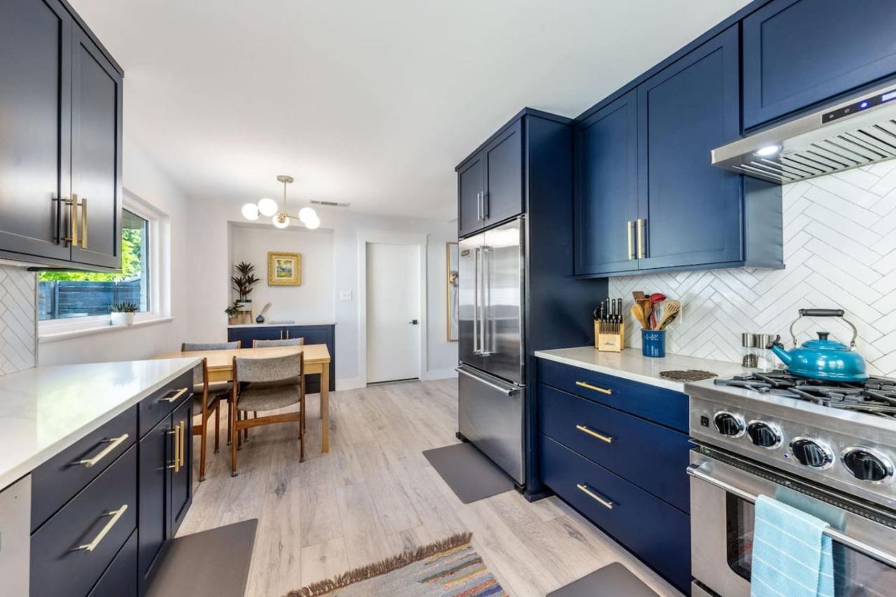 S Austin 3BR 2BA Sauna, Cowboy Pool and Deck, Near SoCo by Austin Vacay - 3