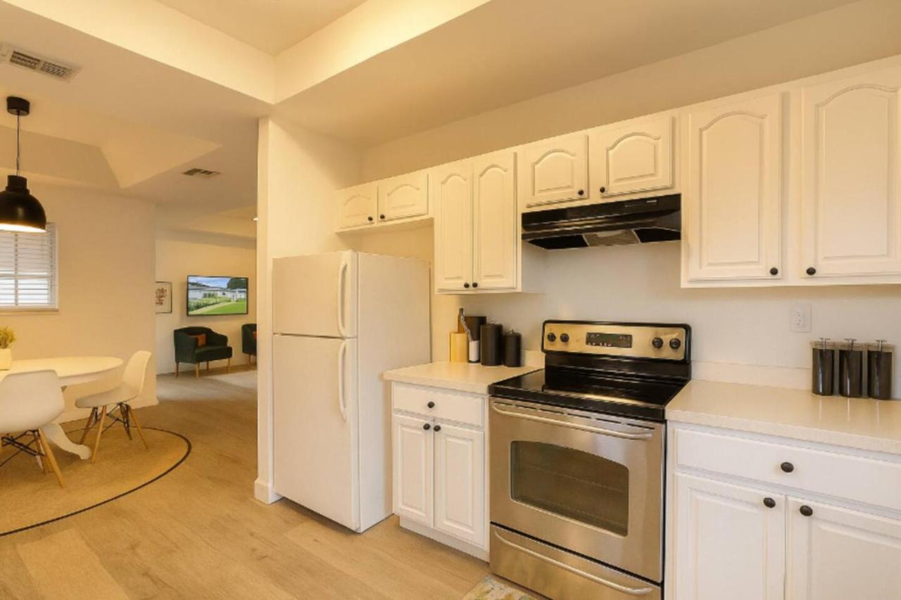 8BR Pool Reatreat (Fenced Yard) - 2