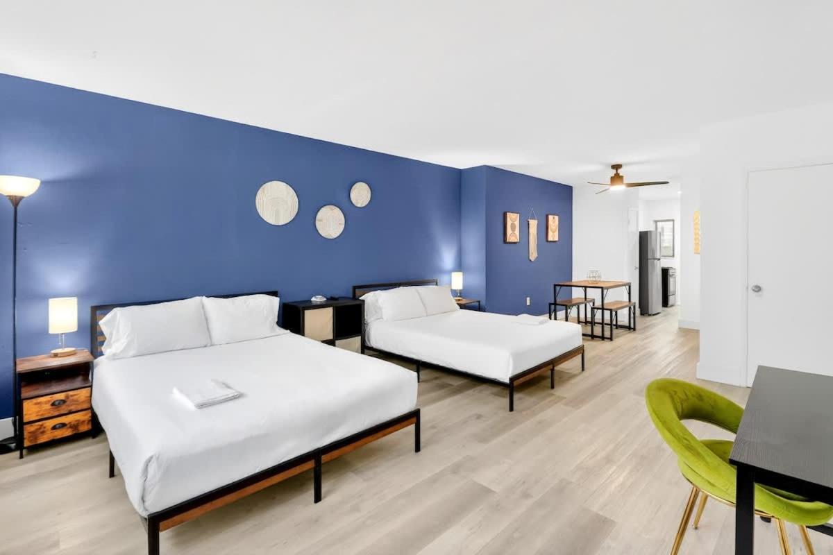 Cozy Miami Beach Studio with 2 Queens plus Workspace