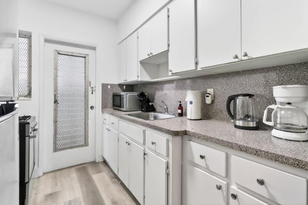 Cozy Miami Beach Studio with 2 Queens plus Workspace - 2