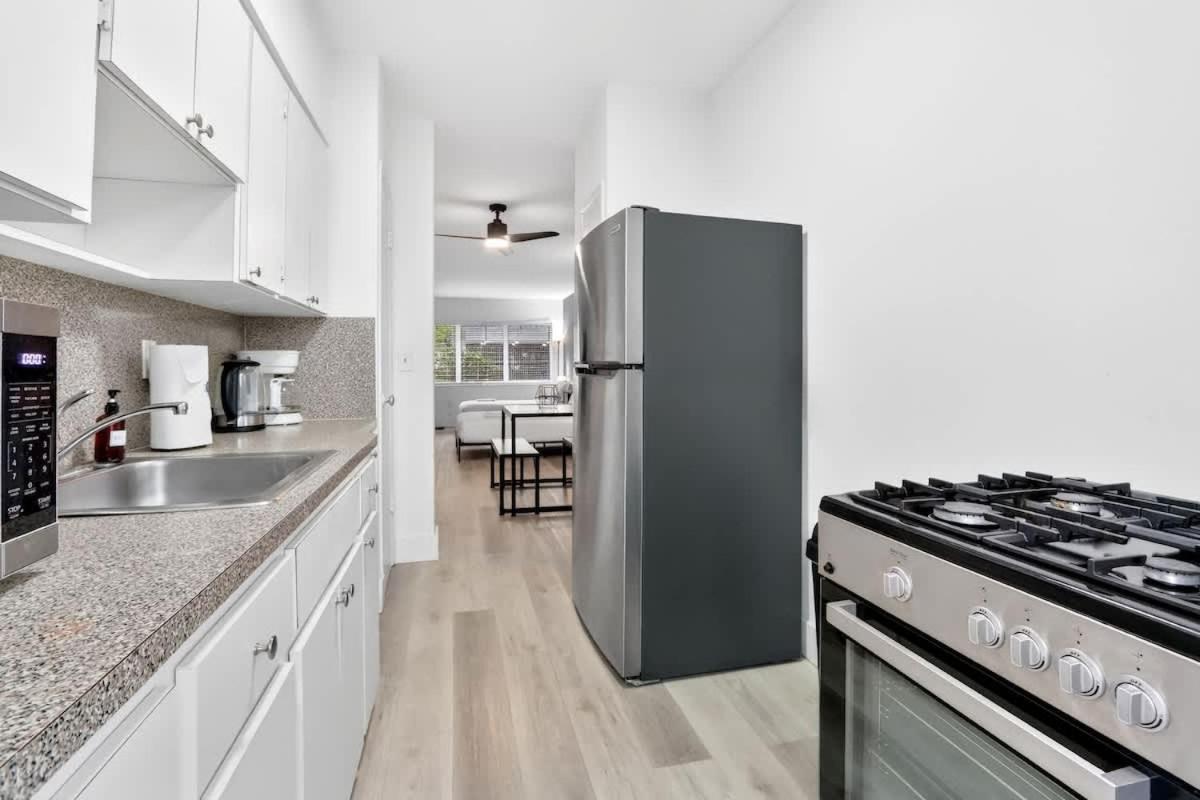 Cozy Miami Beach Studio with 2 Queens plus Workspace - 4