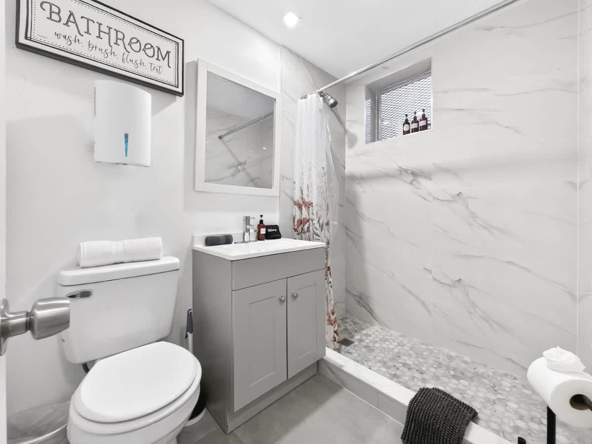 Cozy Miami Beach Studio with 2 Queens plus Workspace - 5