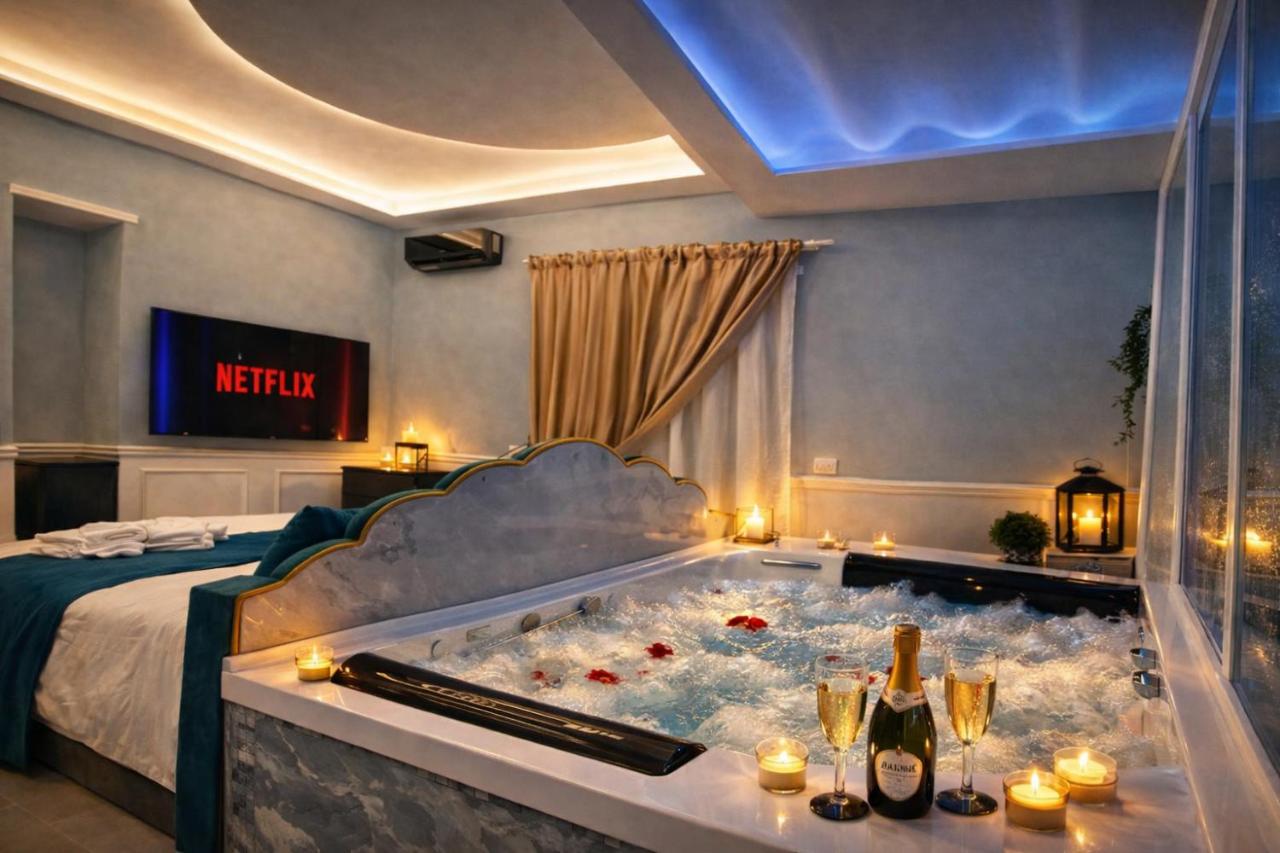 Sunny Suite Napoli - Jacuzzi Romantic Rooms near Central Station & Historic Center - 2