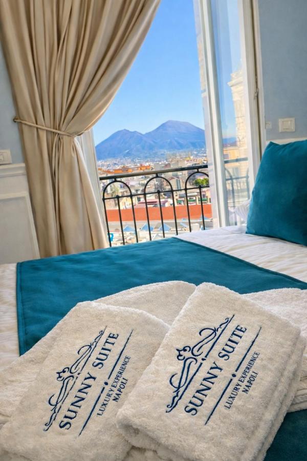 Sunny Suite Napoli - Jacuzzi Romantic Rooms near Central Station & Historic Center - 4