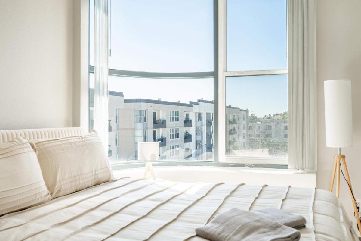 Sleek Marina Den, Central, Gym, Pool, King Bed - 2