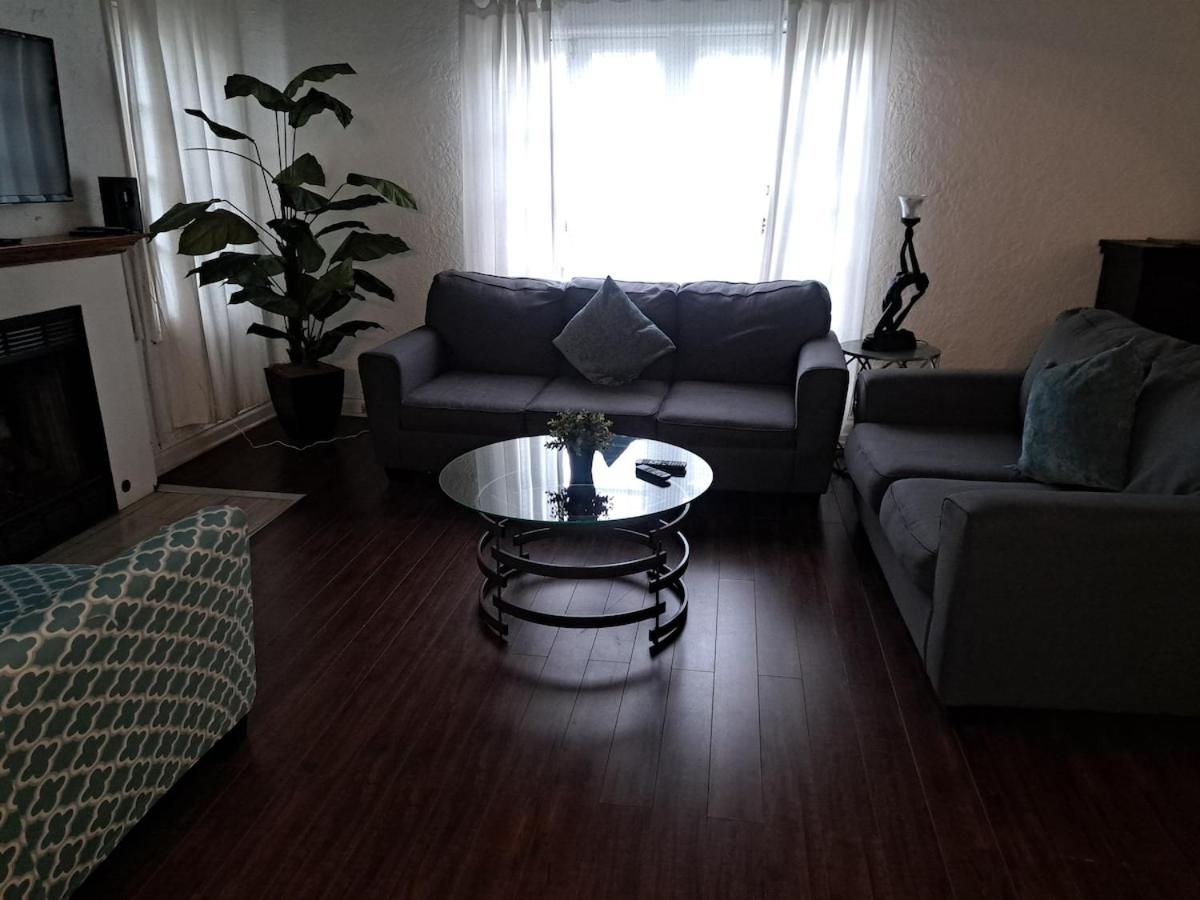 3 bedroom plus 2 baths in Beverly hills