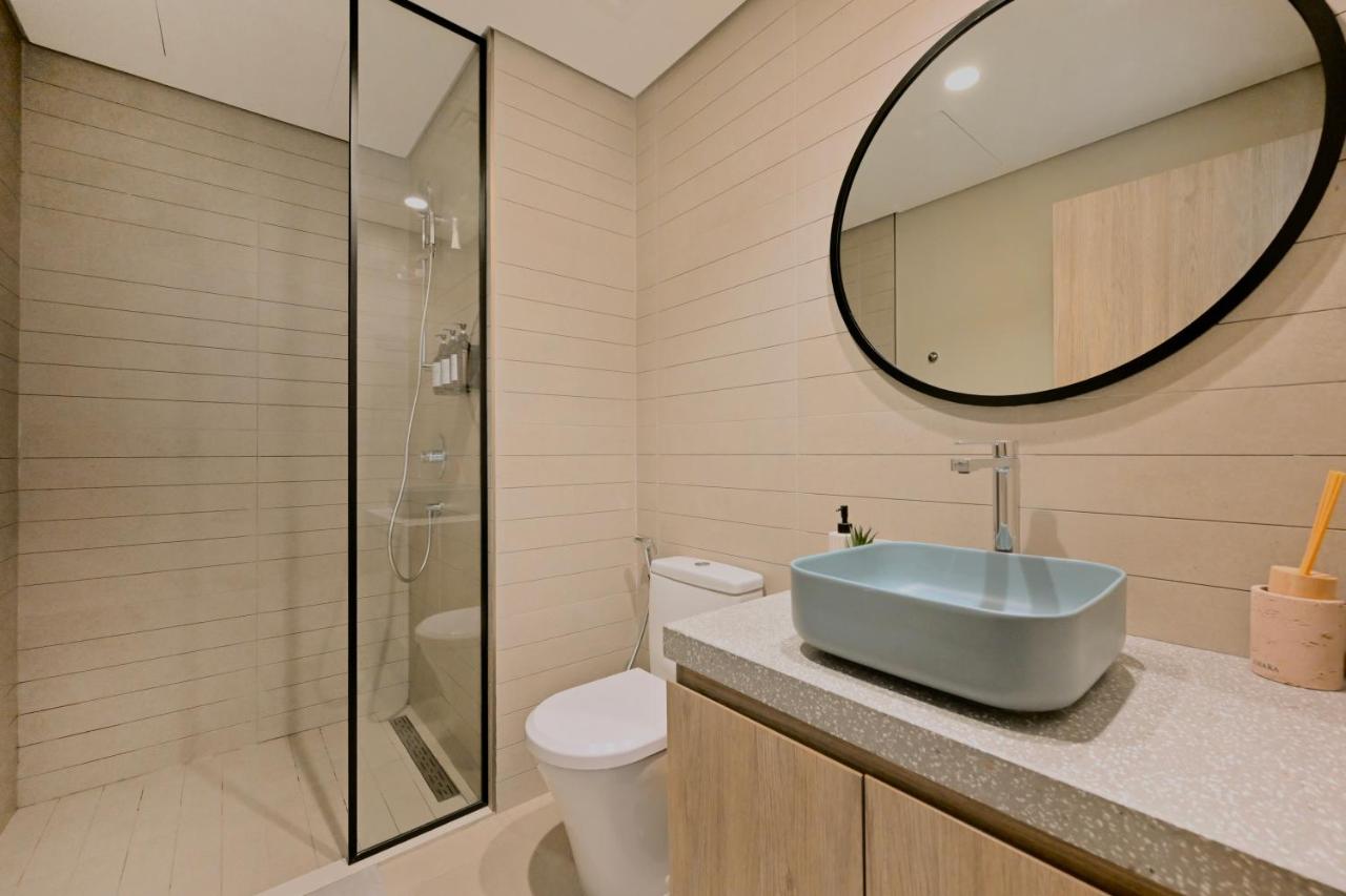 Curated High-Floor 1BR Water View Peninsula 1 - 3