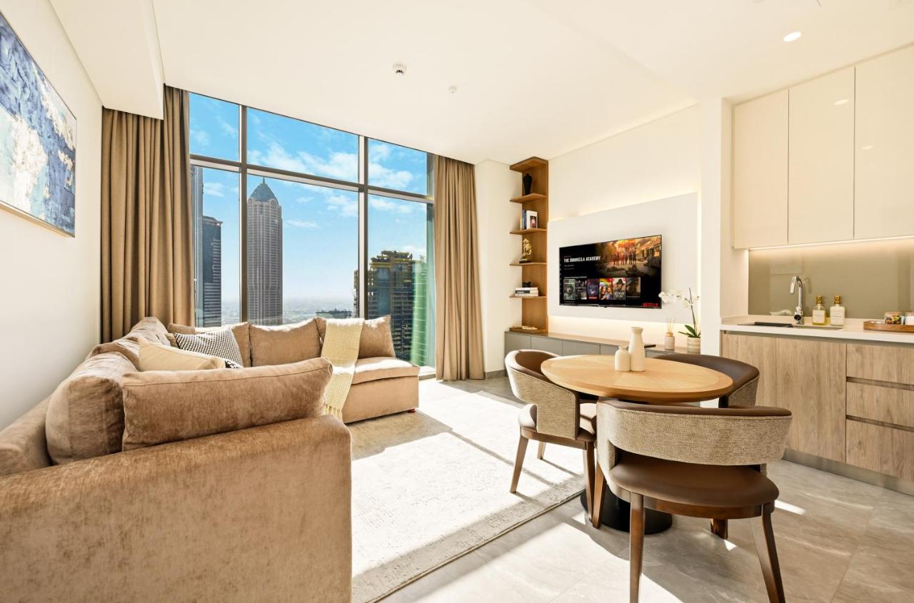 Curated High-Floor 1BR Water View Peninsula 1 - 5