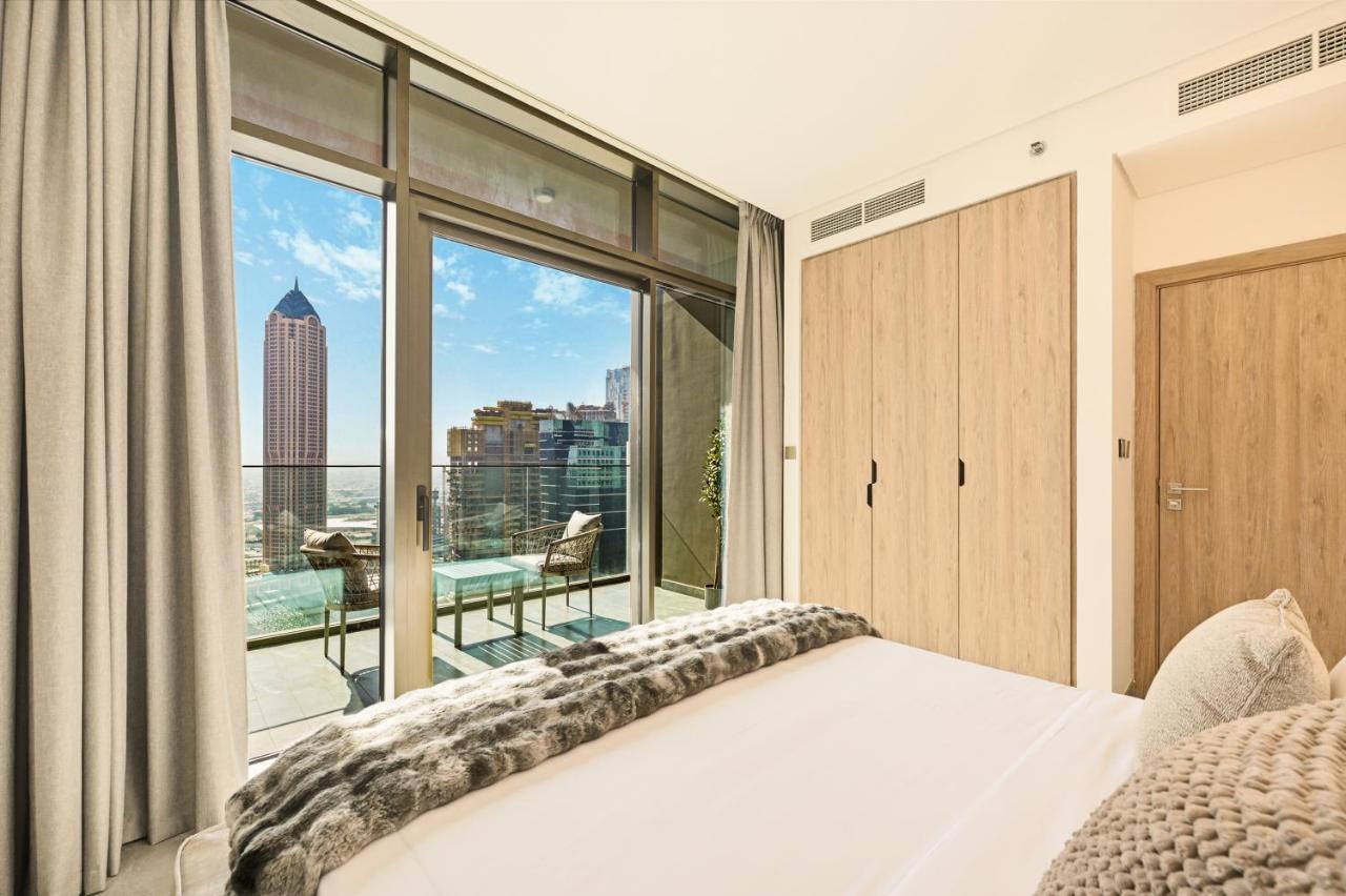 Curated High-Floor 1BR Water View Peninsula 1 - 2