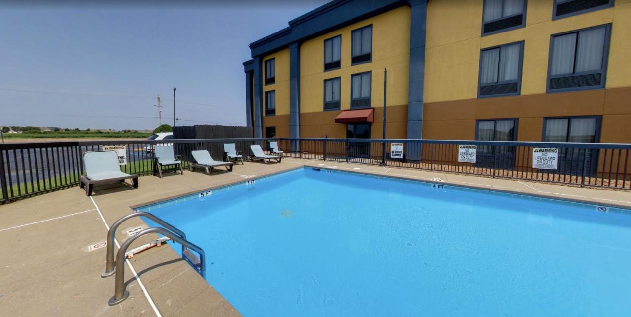 Royal Inn & Suites — photo 4