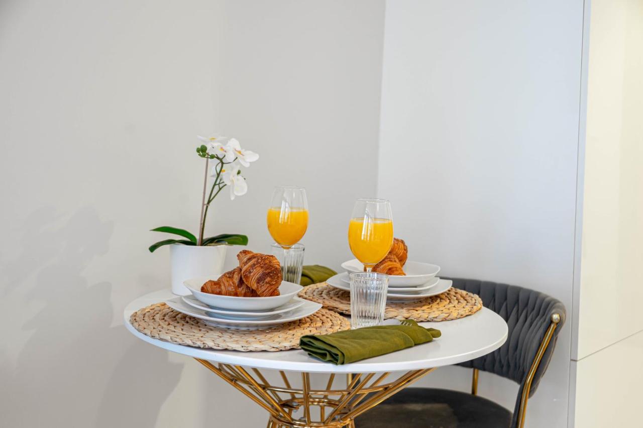 Dubai Business Bay Modern Cozy Studio with Skyline Views & Lagoon Pool Access - 5