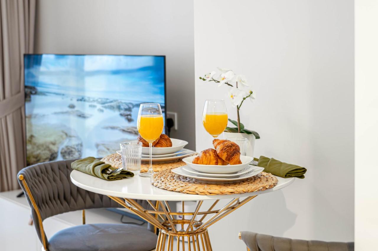 Dubai Business Bay Modern Cozy Studio with Skyline Views & Lagoon Pool Access - 3