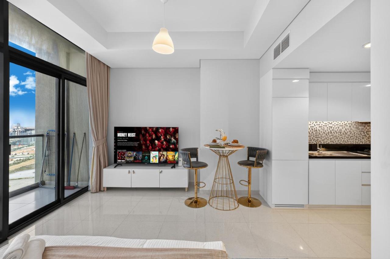 Dubai Business Bay Modern Cozy Studio with Skyline Views & Lagoon Pool Access - 4