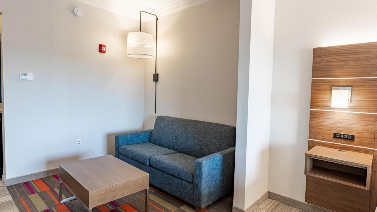 Holiday Inn Express & Suites Macon — photo 18