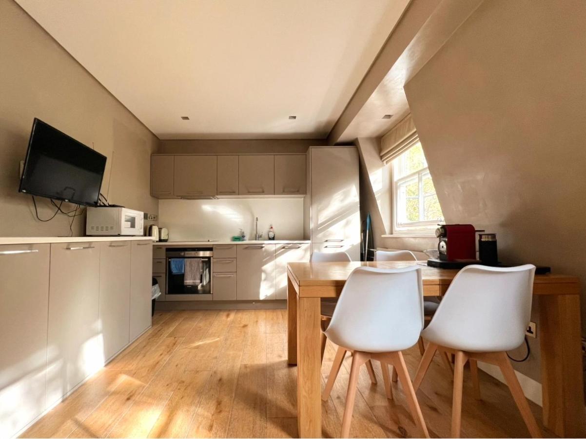 Cosy 2Bed Penthouse on Sussex Gardens - 3