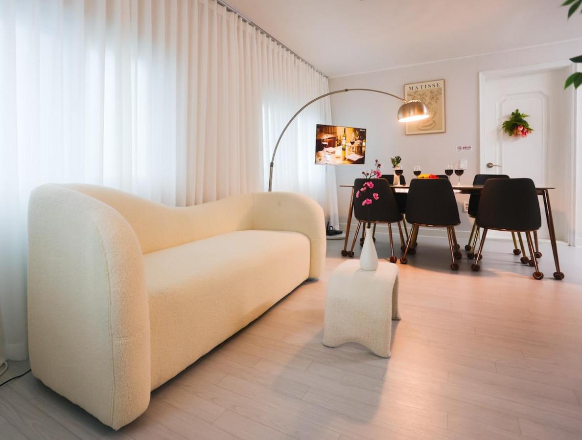 Premium spacious house,Hongik University 1 stop,Hapjeong Station 3 minutes on foot,Free laundry and drying,Good for family and friends gathering,3r4b,9 people - 4