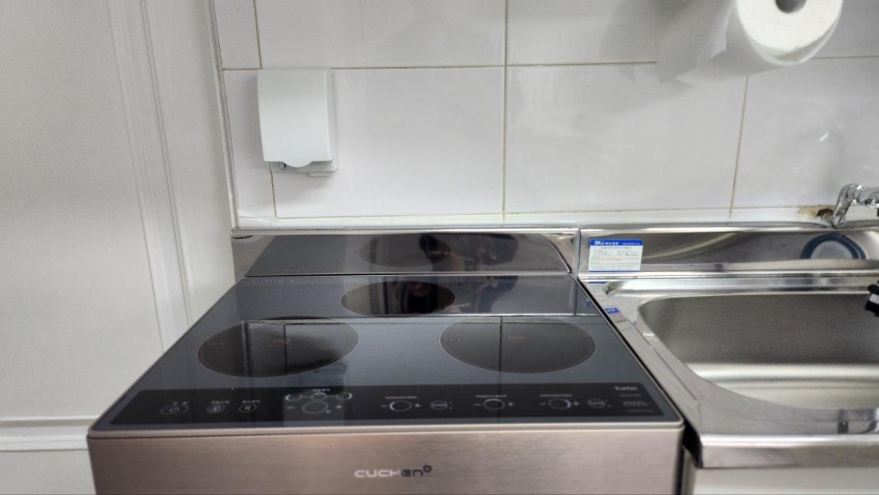 Premium spacious house,Hongik University 1 stop,Hapjeong Station 3 minutes on foot,Free laundry and drying,Good for family and friends gathering,3r4b,9 people - 3