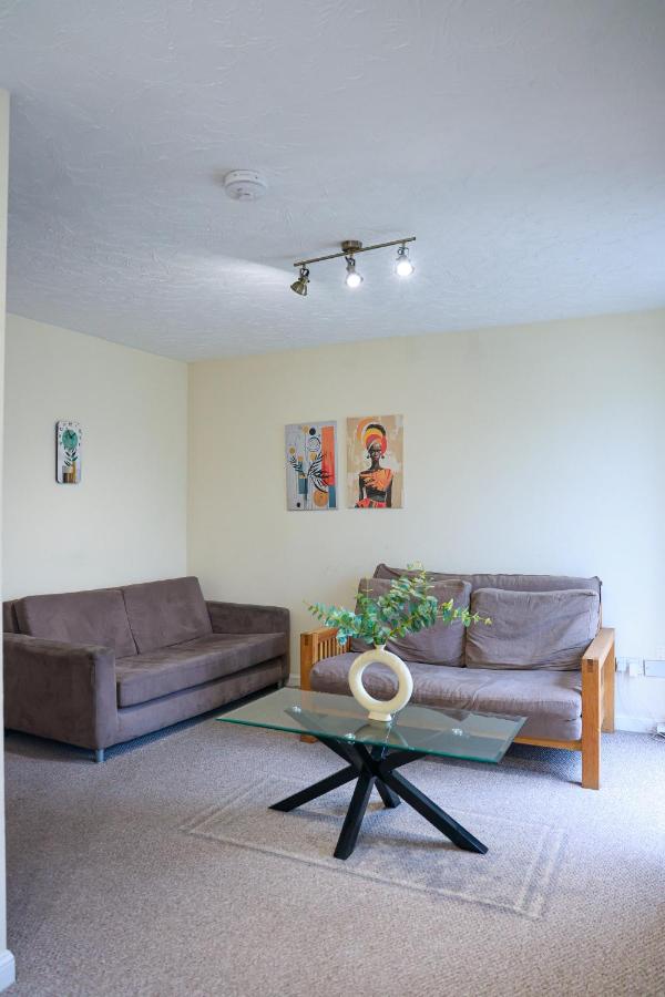 Modern 2 Bed Sleeps 6 near O2 ExCeL Enjoy river views and easy access to the IFS Cloud Cable Car Features 2 bedrooms plus a sofa bed for 6 guests