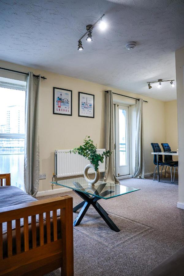 Modern 2 Bed Sleeps 6 near O2 ExCeL Enjoy river views and easy access to the IFS Cloud Cable Car Features 2 bedrooms plus a sofa bed for 6 guests - 4