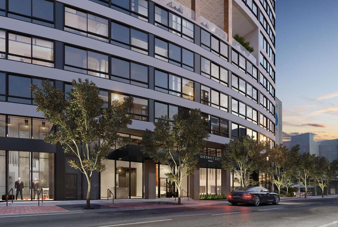 Upscale Downtown Condo Pool Gym & Skyline Views - 2