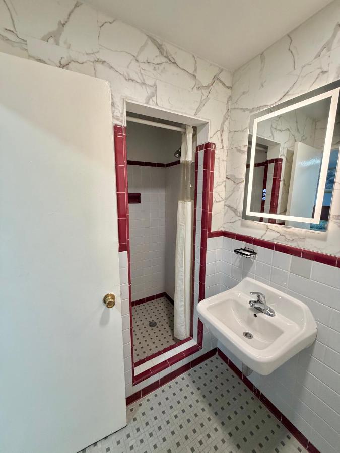Deluxe Inn — photo 7