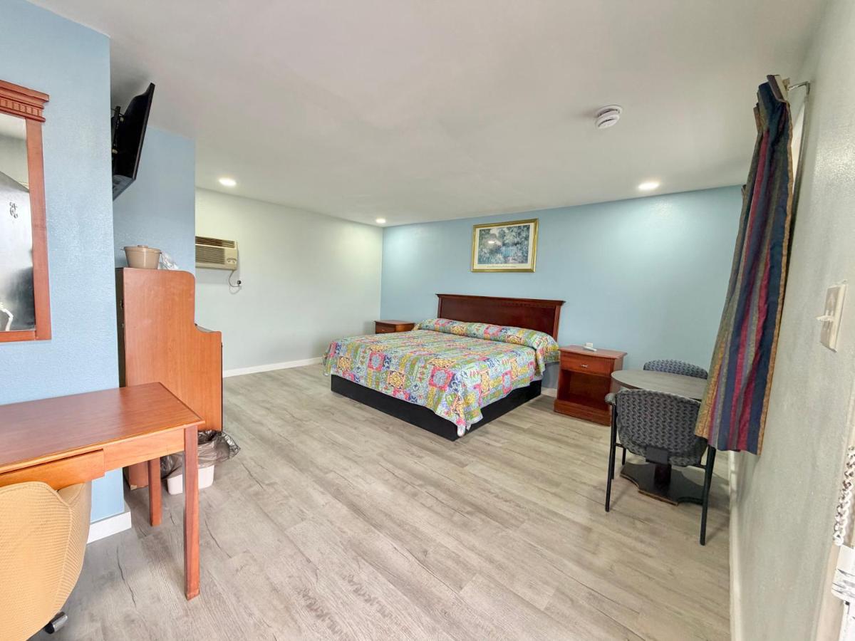 Deluxe Inn — photo 11