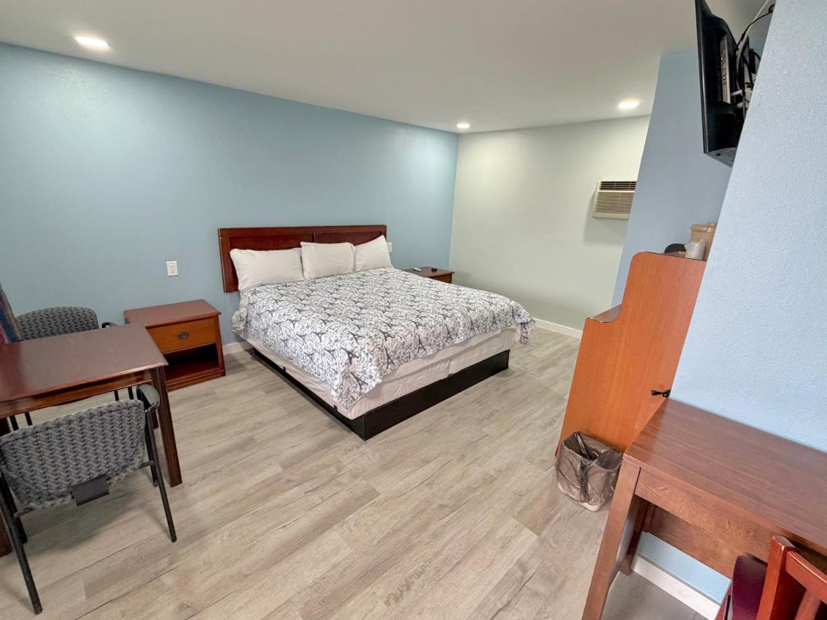 Deluxe Inn — photo 12