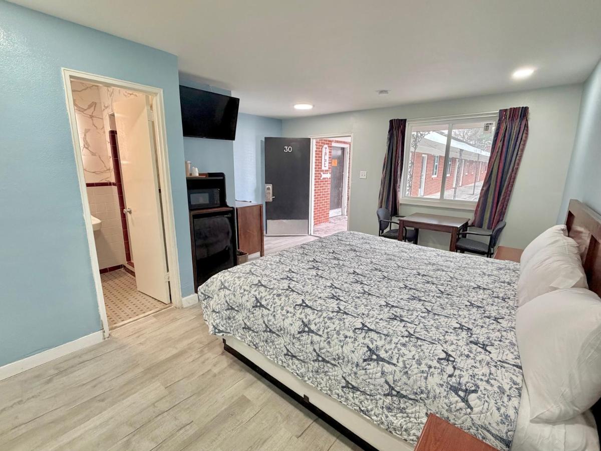 Deluxe Inn — photo 13