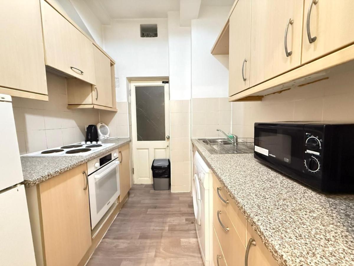 2 bedroom Queens Court W2 - 4