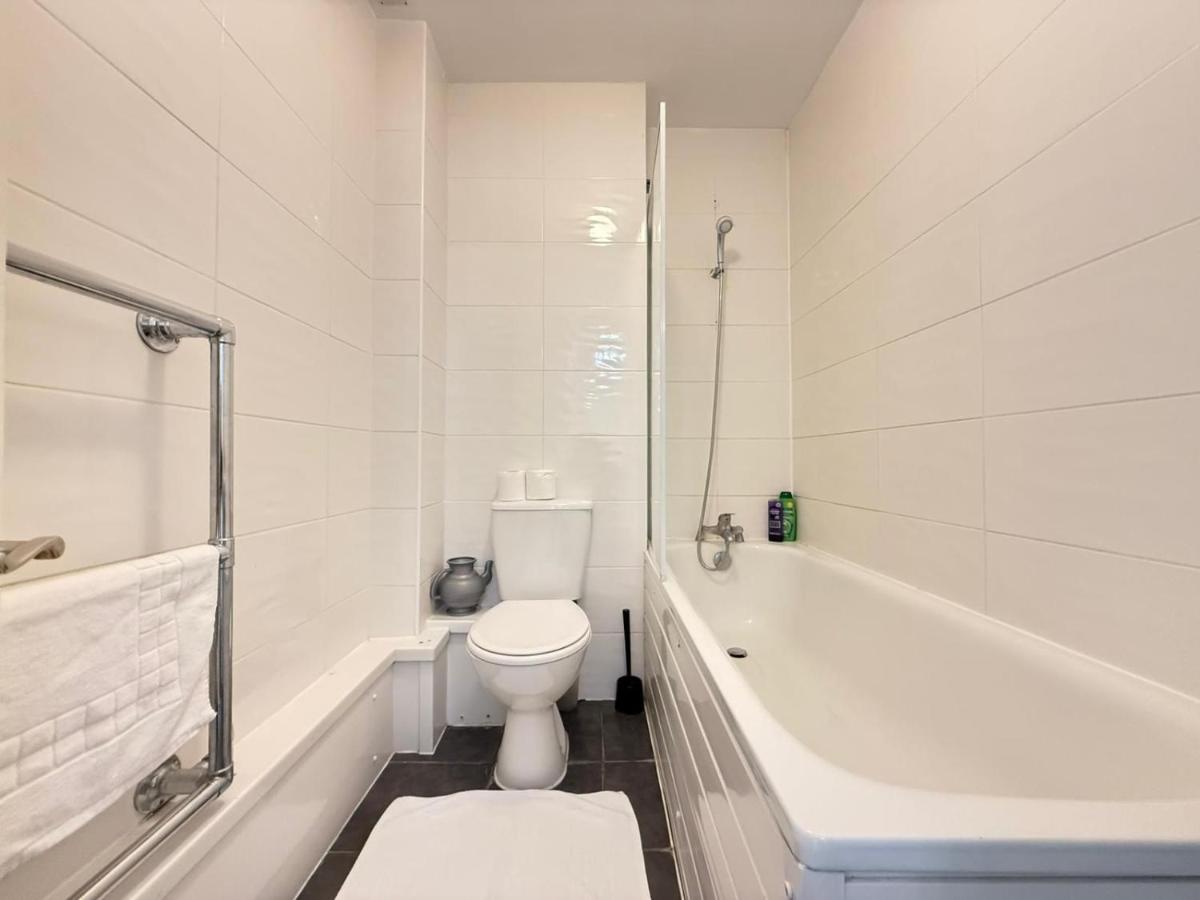 2 bedroom Queens Court W2 - 3