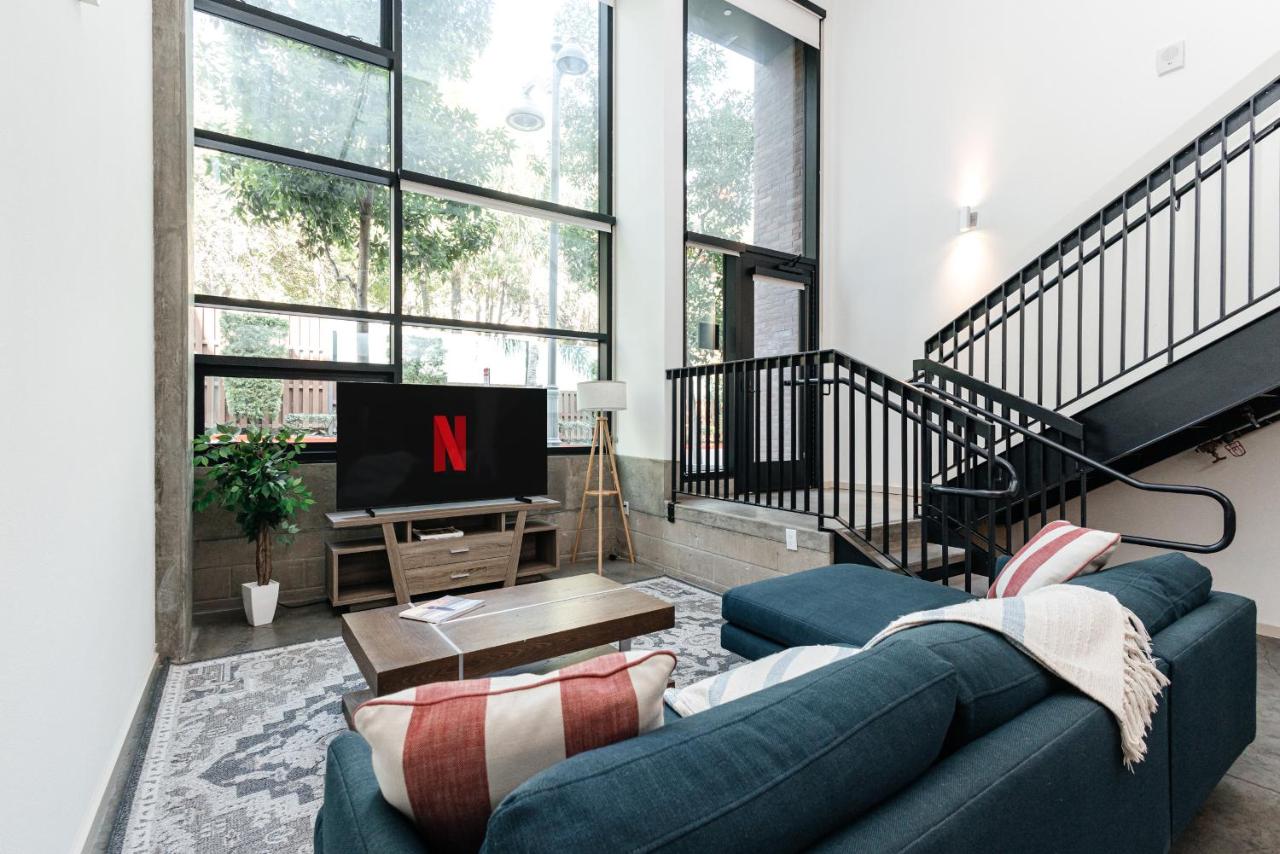 Fabulous and Spacious 2 level LOFT with Pool GyM Parking