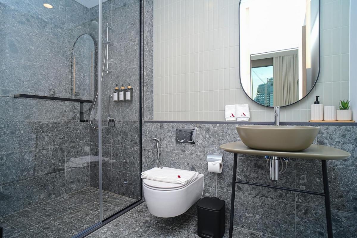 Luxury 1BR Burj Khalifa and Canal View Heart of Business Bay - 3