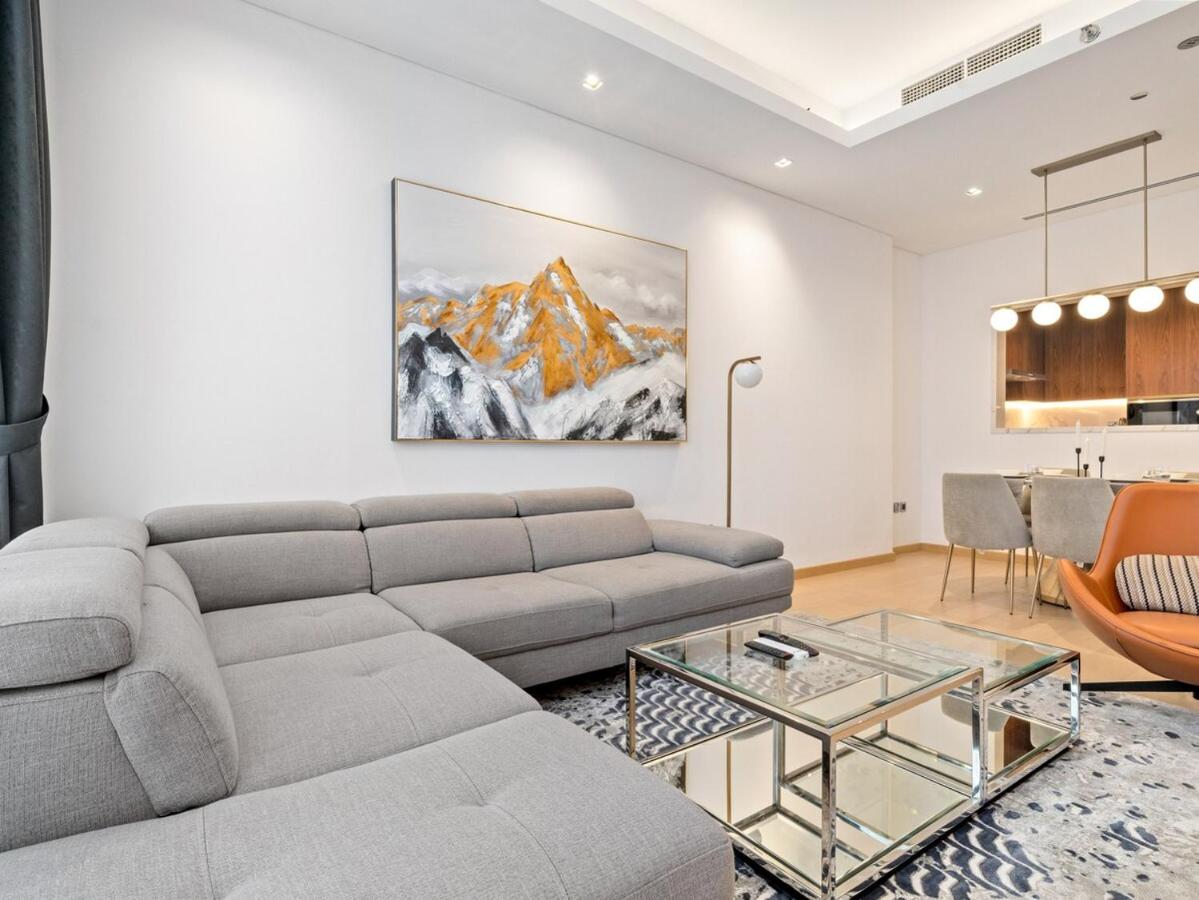 Elegant Apartment Amidst Vibrant Area With Balcony - 4