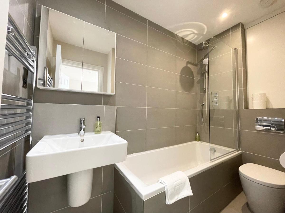 Victoria & Westminster 2 Bedroom Apartment - 3