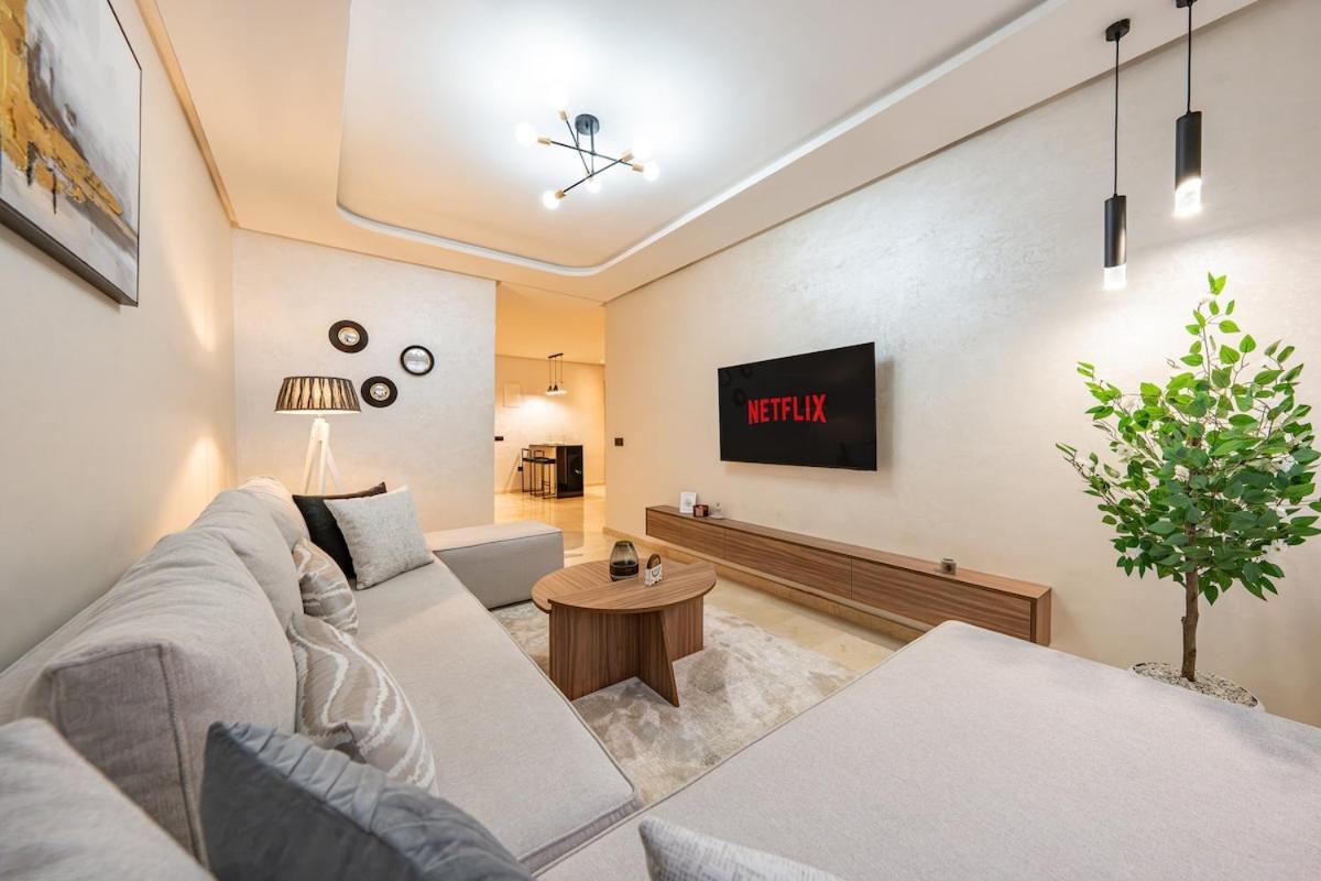 Cozy suite, swimming pools, gym and jacuzzi