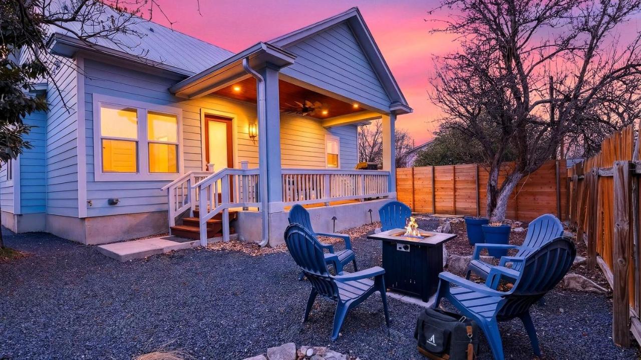 Chestnut Ember by AvantStay Indoor-Outdoor Living Firepit Balcony Near Downtown Austin Hotspots