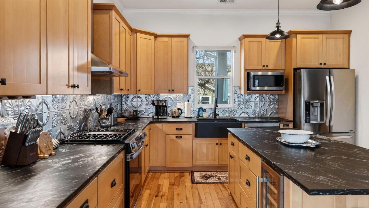 Chestnut Ember by AvantStay Indoor-Outdoor Living Firepit Balcony Near Downtown Austin Hotspots - 3