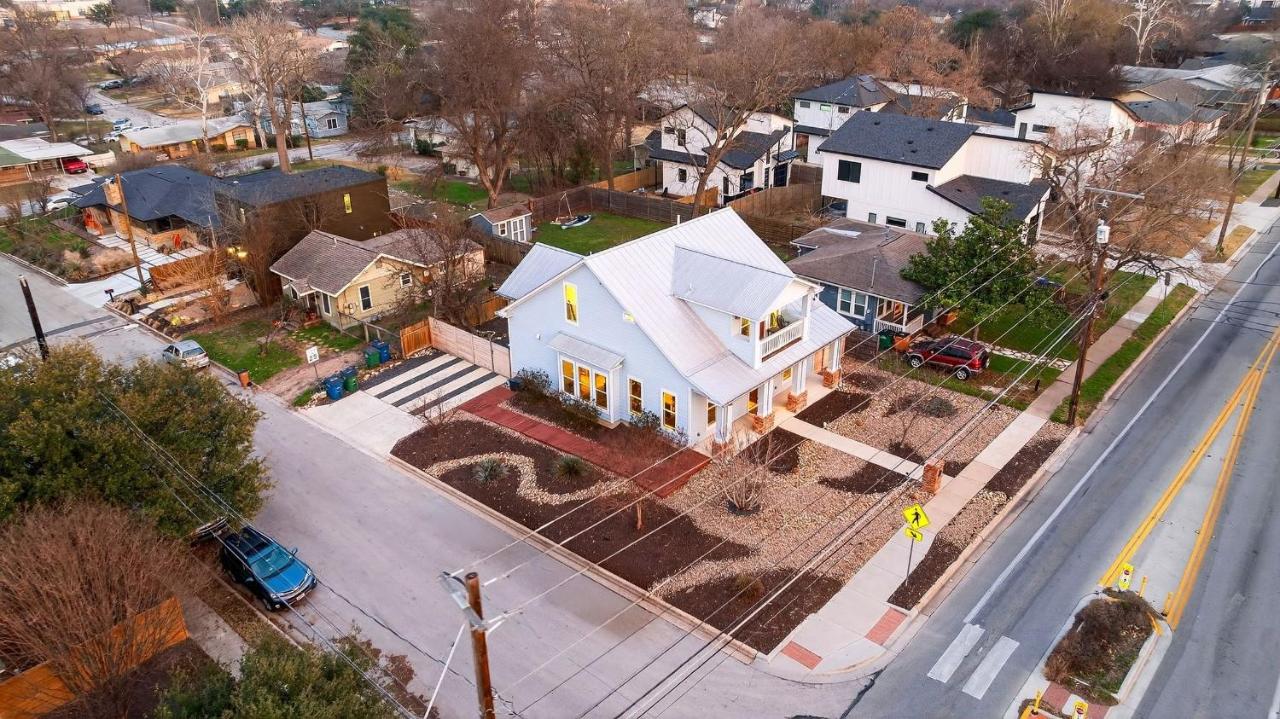 Chestnut Ember by AvantStay Indoor-Outdoor Living Firepit Balcony Near Downtown Austin Hotspots - 2