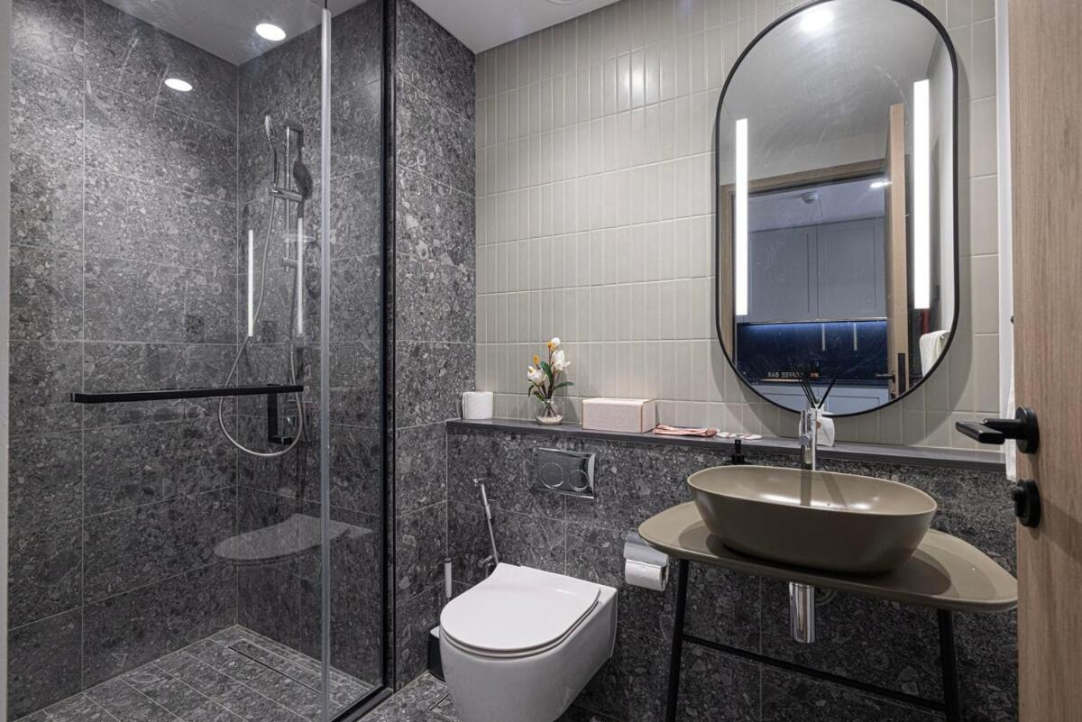 Luxury Studio Burj Khalifa & Canal View - 3