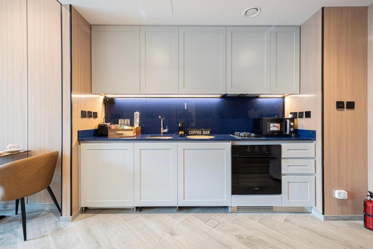 Luxury Studio Burj Khalifa & Canal View - 5