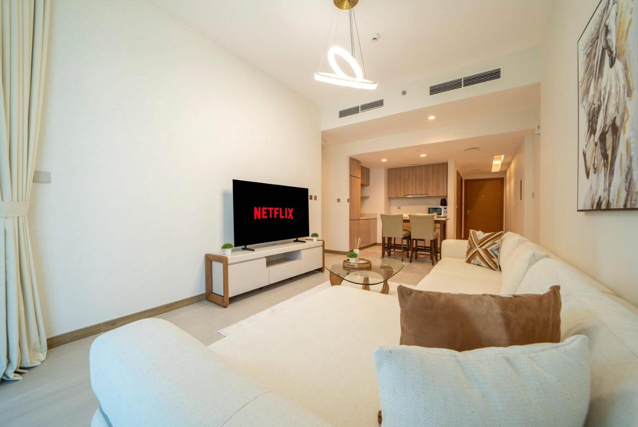 Contemporary 2BR Apt Fully Furnished - 4