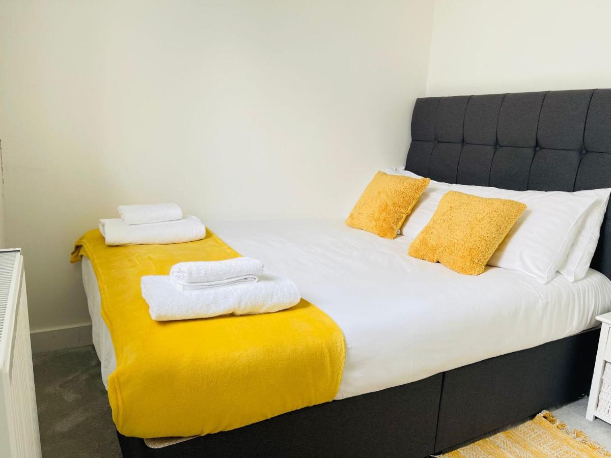 R&O Property Experts - Riverside Flat - 3 Bedroom with open parking - 5