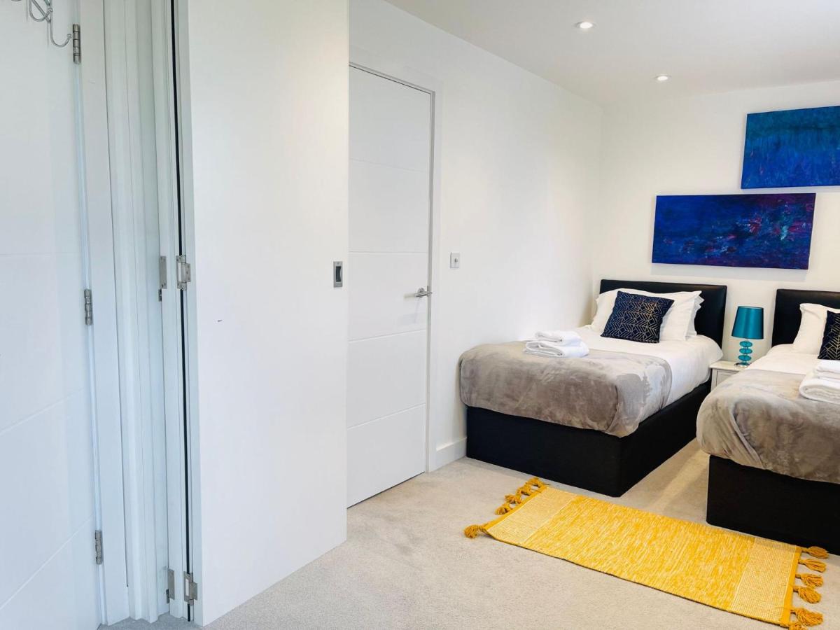 R&O Property Experts - Riverside Flat - 3 Bedroom with open parking - 2