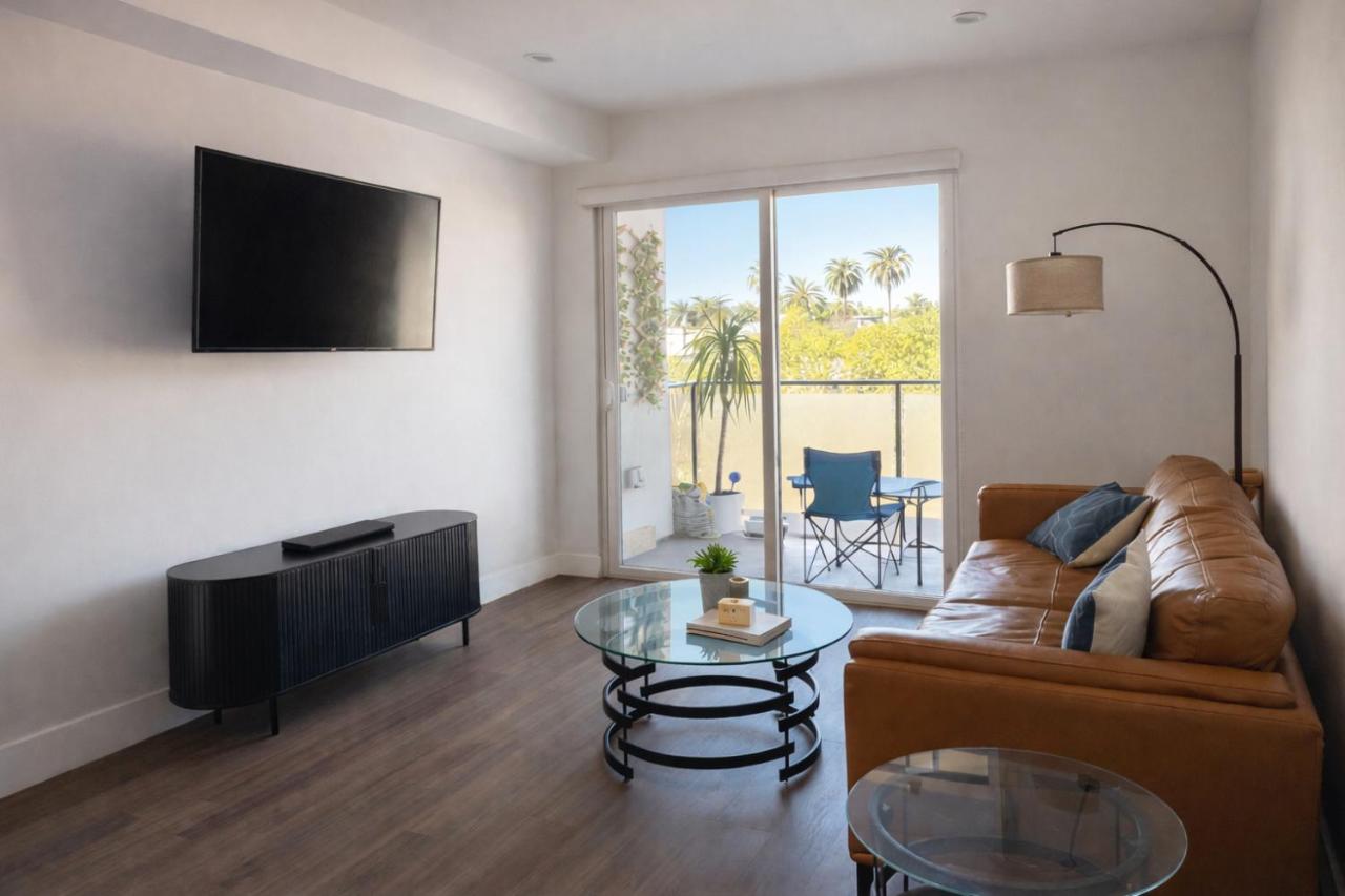 Modern 1Bed 2Bath Apt in Hollywood with Rooftop Views