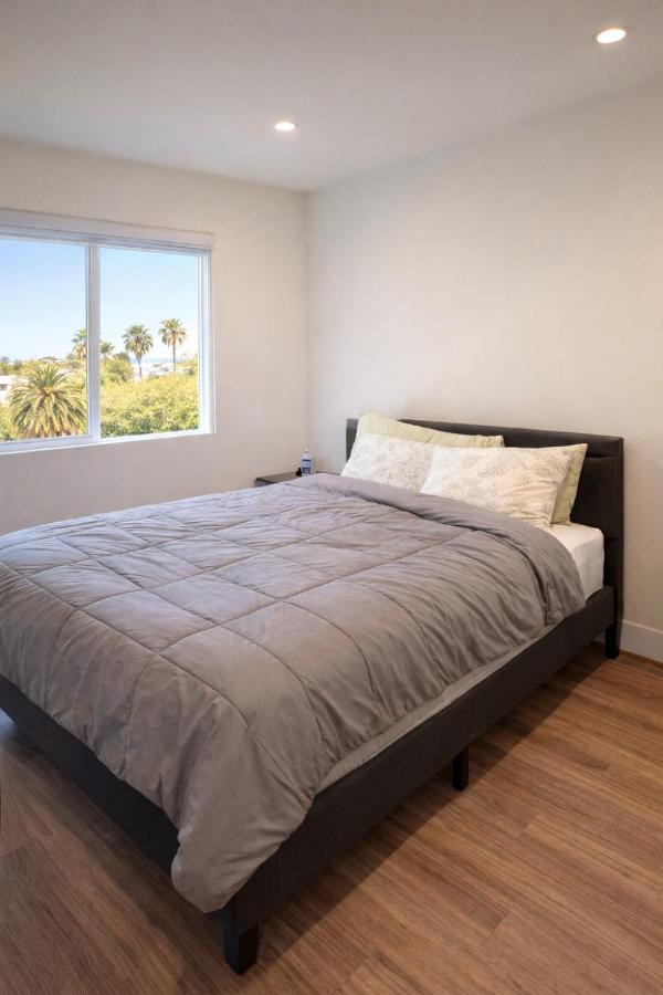 Modern 1Bed 2Bath Apt in Hollywood with Rooftop Views - 2