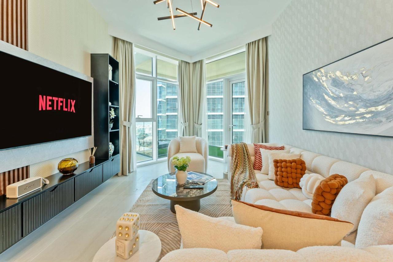 2BR Luxury with Stunning Lake View in Business Bay