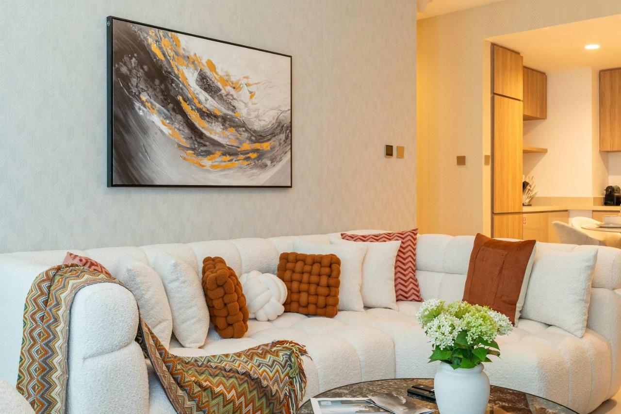 2BR Luxury with Stunning Lake View in Business Bay - 2