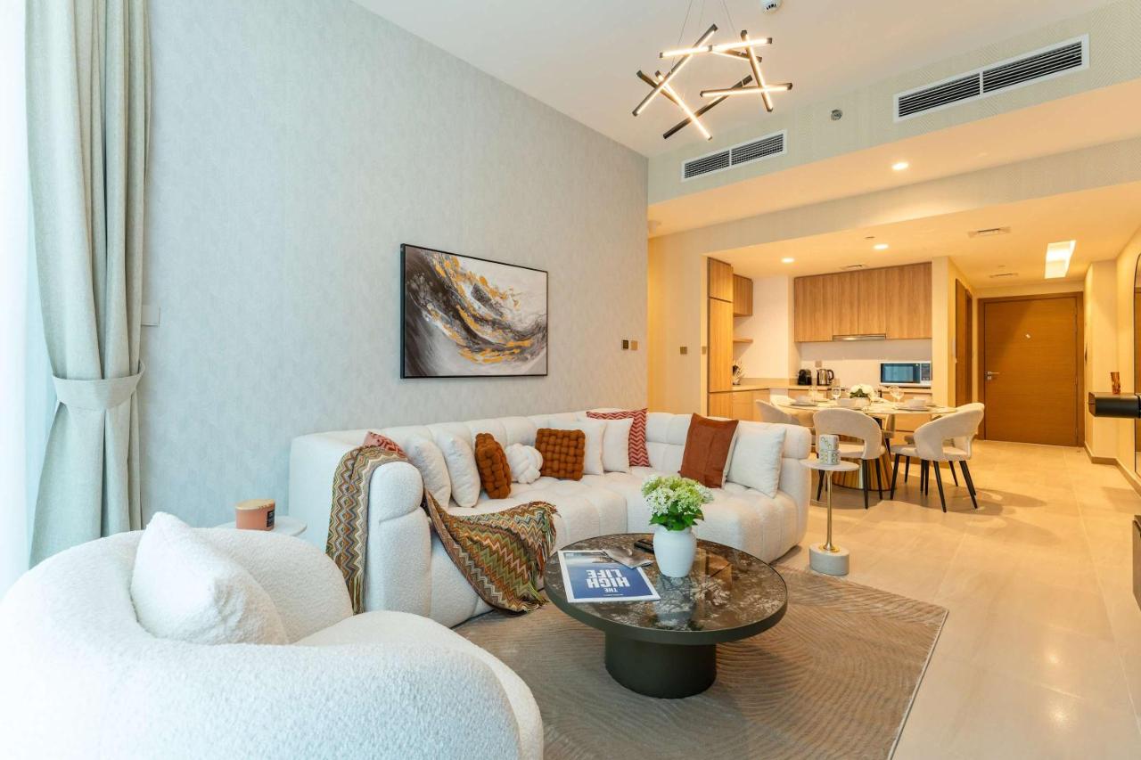 2BR Luxury with Stunning Lake View in Business Bay - 3