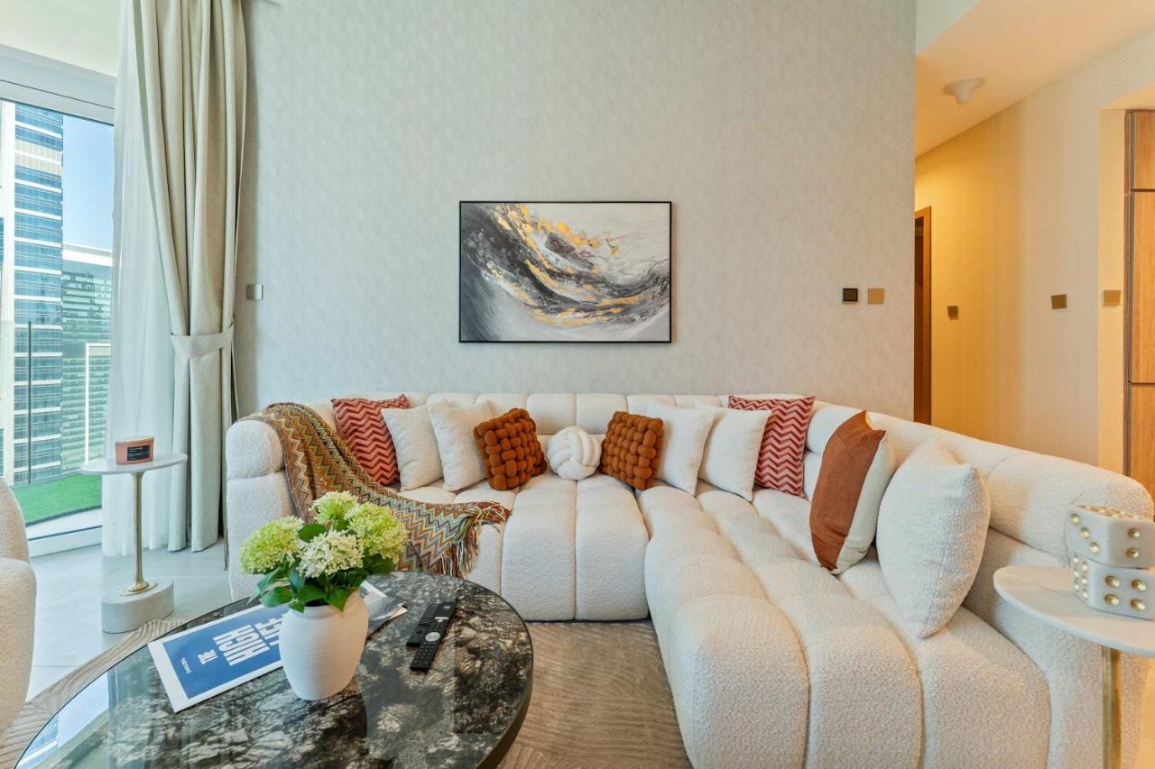 2BR Luxury with Stunning Lake View in Business Bay - 4