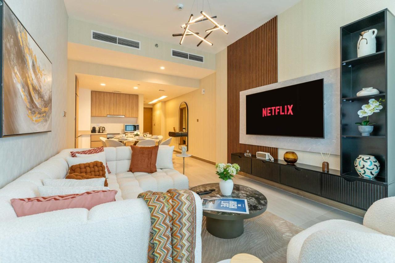 2BR Luxury with Stunning Lake View in Business Bay - 5